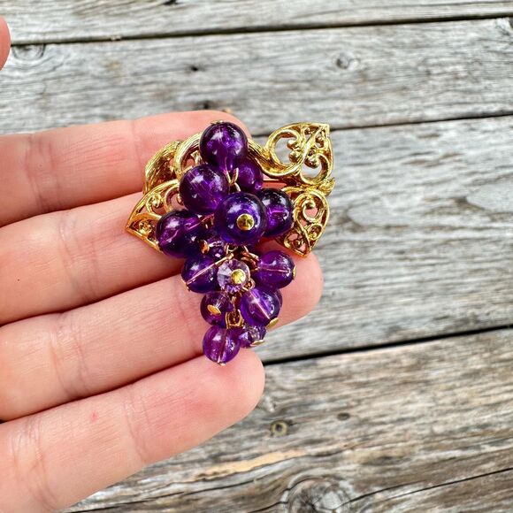 Vintage Avon Grape Cluster Brooch Gorgeous - Picture 3 of 4